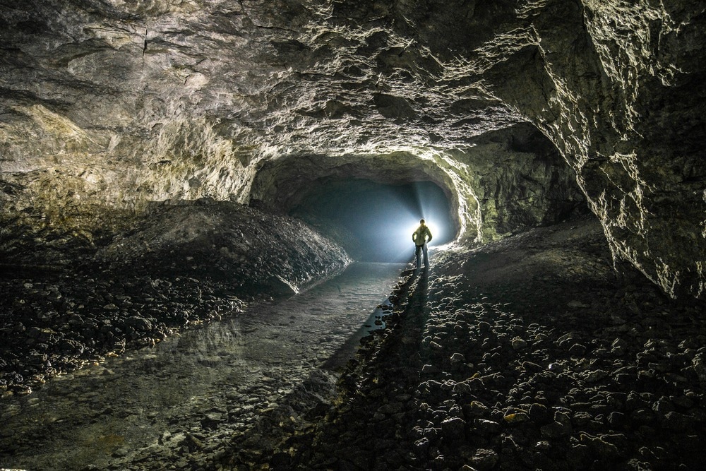 Monitoring Underground Miners with Good Expertise