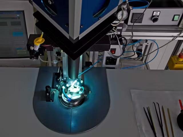 When the micro clapper of the computer-controlled glue leveling machine brings eZoom’s lens in the zoom body into position, it is glued and cured with UV light.